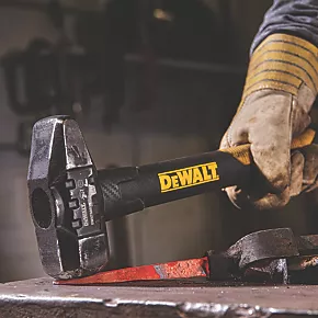 DeWalt Exocore Blacksmith Sledgehammer 4lb (1.8kg) 4 DeWalt Exocore Blacksmith Sledgehammer 4lb (1.8kg) - Image 4