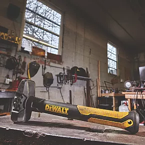 DeWalt Exocore Blacksmith Sledgehammer 4lb (1.8kg) 6 DeWalt Exocore Blacksmith Sledgehammer 4lb (1.8kg) - Image 6